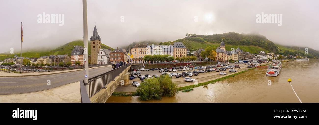 Bernkastel-Kues, Allemagne - 12 octobre 2024 : vue panoramique sur la Moselle et la ville de Bernkastel-Kues, avec les habitants et les visiteurs, Rhénanie-Pal Banque D'Images