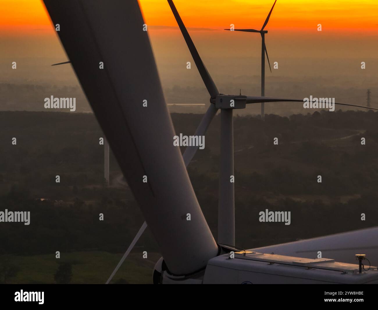 Champ de parc éolien et ciel de coucher de soleil. Énergie éolienne. Énergie durable et renouvelable. Les éoliennes génèrent de l'électricité. Développement durable. Technologie verte Banque D'Images