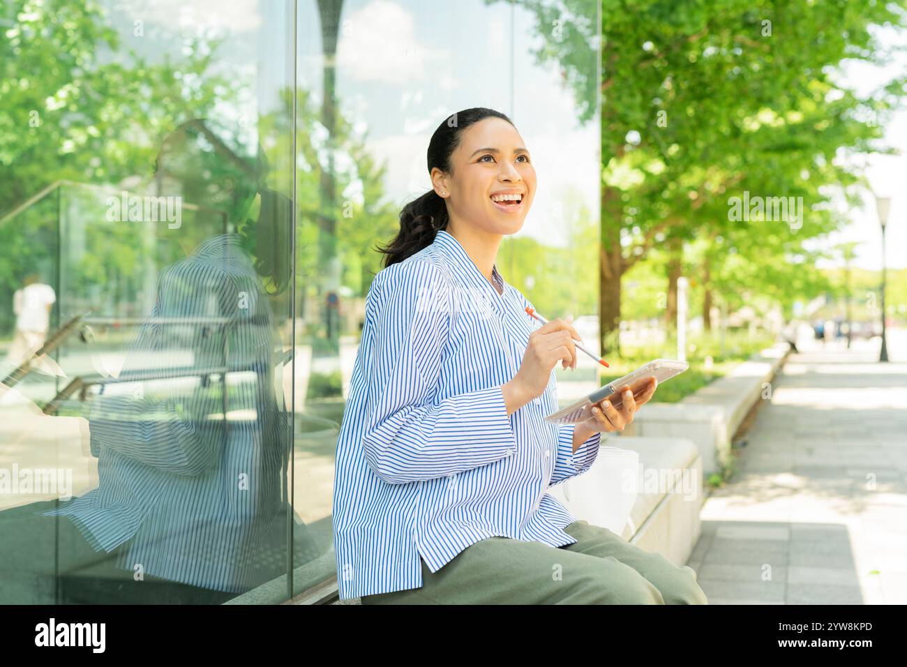 Moitié femme utilisant une tablette à l'extérieur Banque D'Images