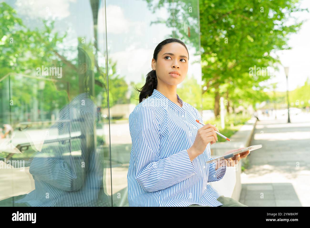 Moitié femme utilisant une tablette à l'extérieur Banque D'Images