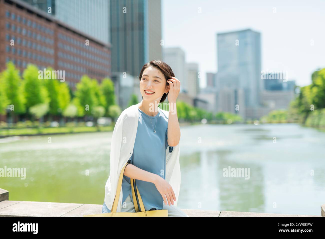 Femme marchant dans un quartier de construction Banque D'Images