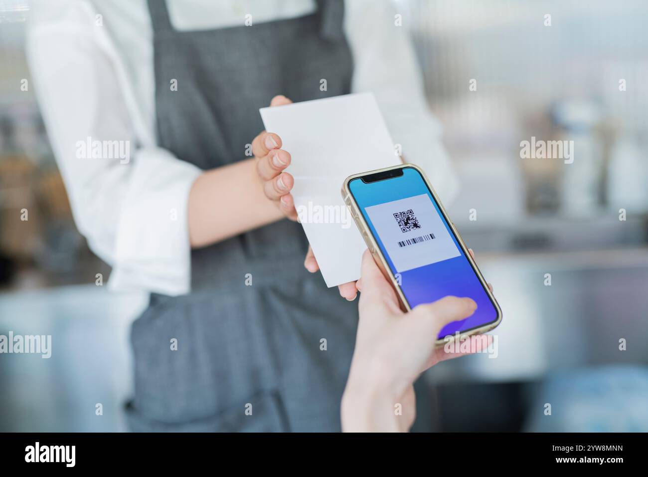 Femme de café lisant le code QR Banque D'Images