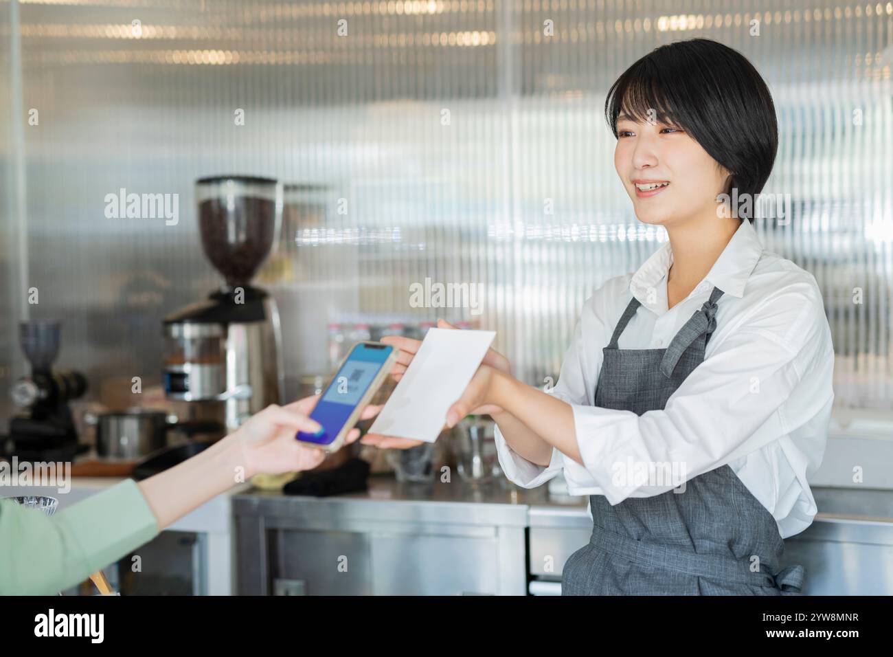 Femme de café lisant le code QR Banque D'Images