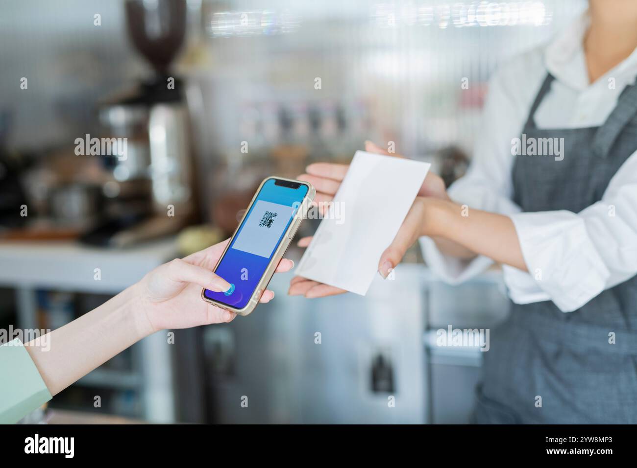 Femme de café lisant le code QR Banque D'Images
