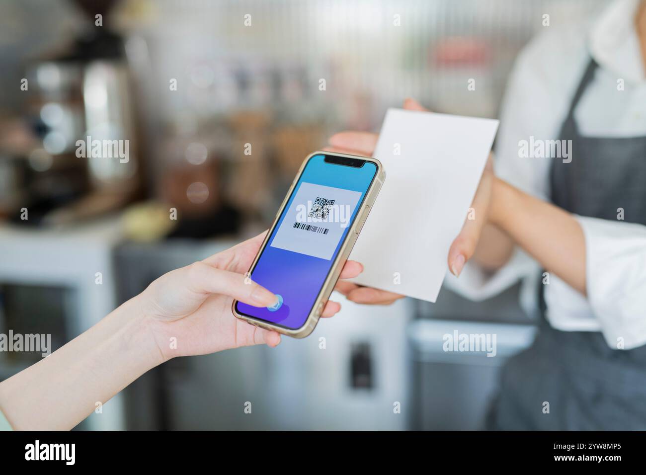 Femme de café lisant le code QR Banque D'Images