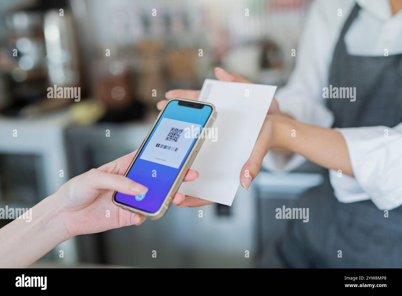 Femme de café lisant le code QR Banque D'Images
