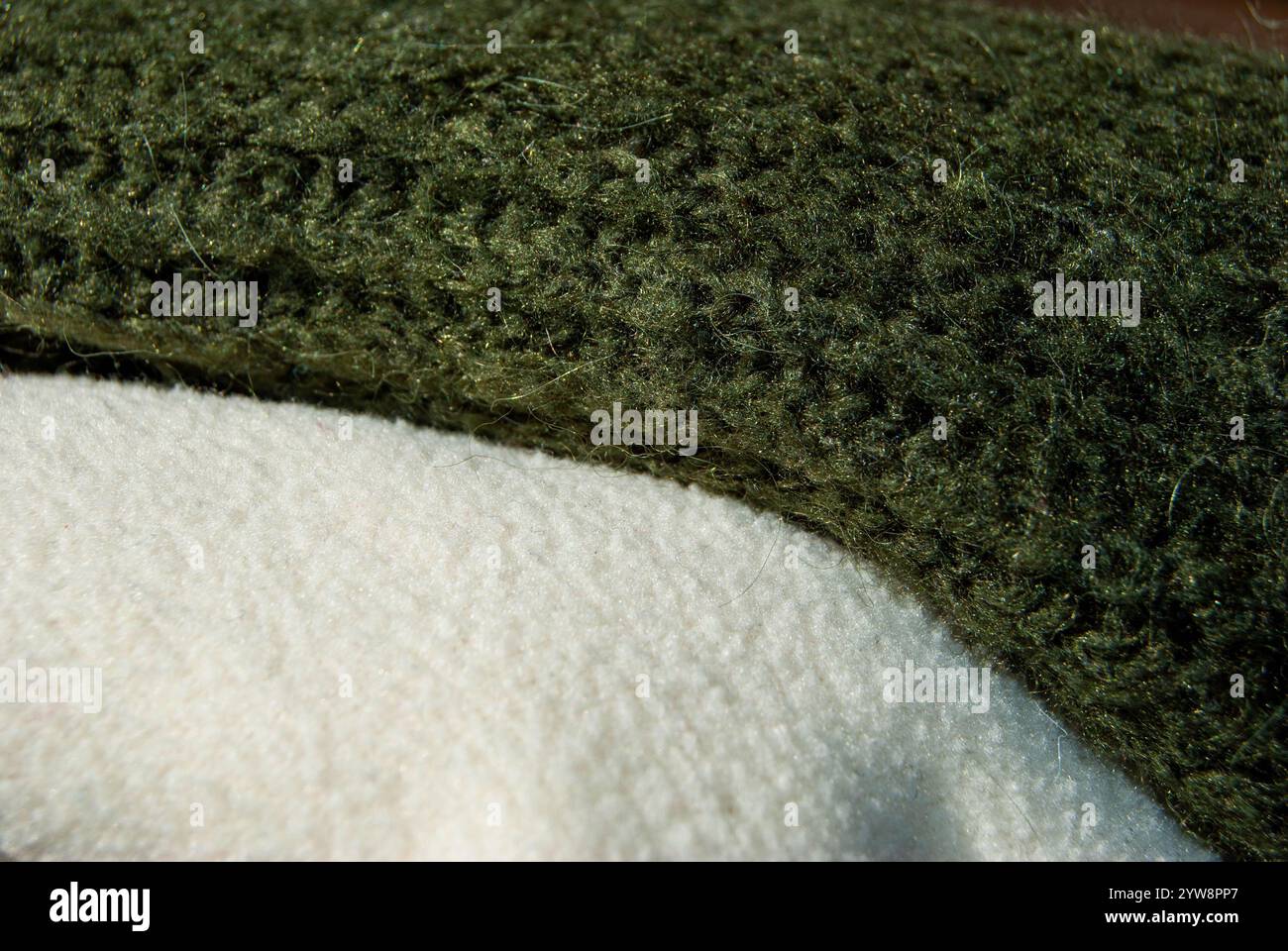 Fond de tissu tricoté vert et blanc doux avec une texture confortable. Banque D'Images