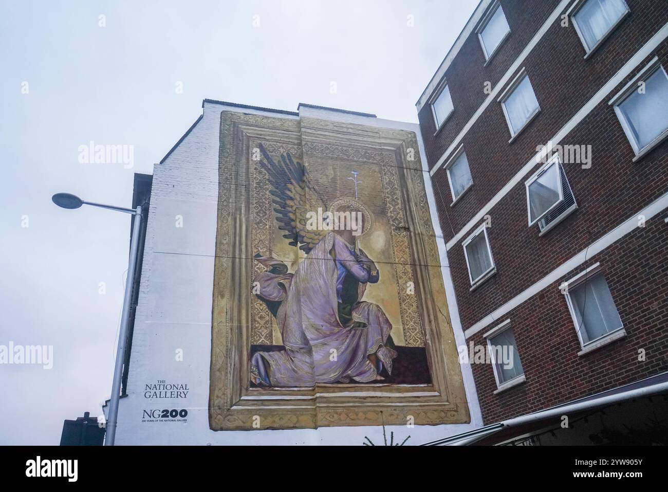 Londres, Royaume-Uni. 10 décembre 2024 la National Gallery, en partenariat avec Global Street Art, dévoile une fresque murale peinte de style fresque de l'ange Gabriel à Fulham West London pour Noël. La murale est une reproduction de 'The Angel Gabriel' de Simone Martini (vers 1326-34) .Credit.Amer Ghazzal/Alamy Live News Banque D'Images