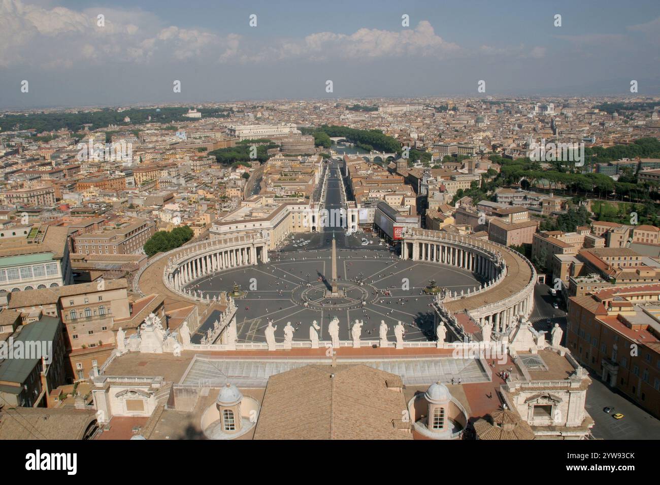 Vue panoramique sur la place Saint-Pierre au Vatican. Construit par Gian Lorenzo Bernini (1598-1680). État de la Cité du Vatican. Saint-Siège. Banque D'Images