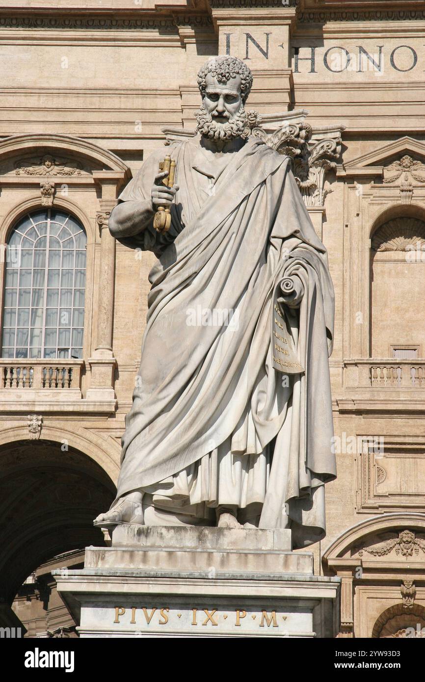 L'Apôtre saint Pierre tenant les clés. Statue. Place de Sant Peter. Ville du Vatican. Banque D'Images