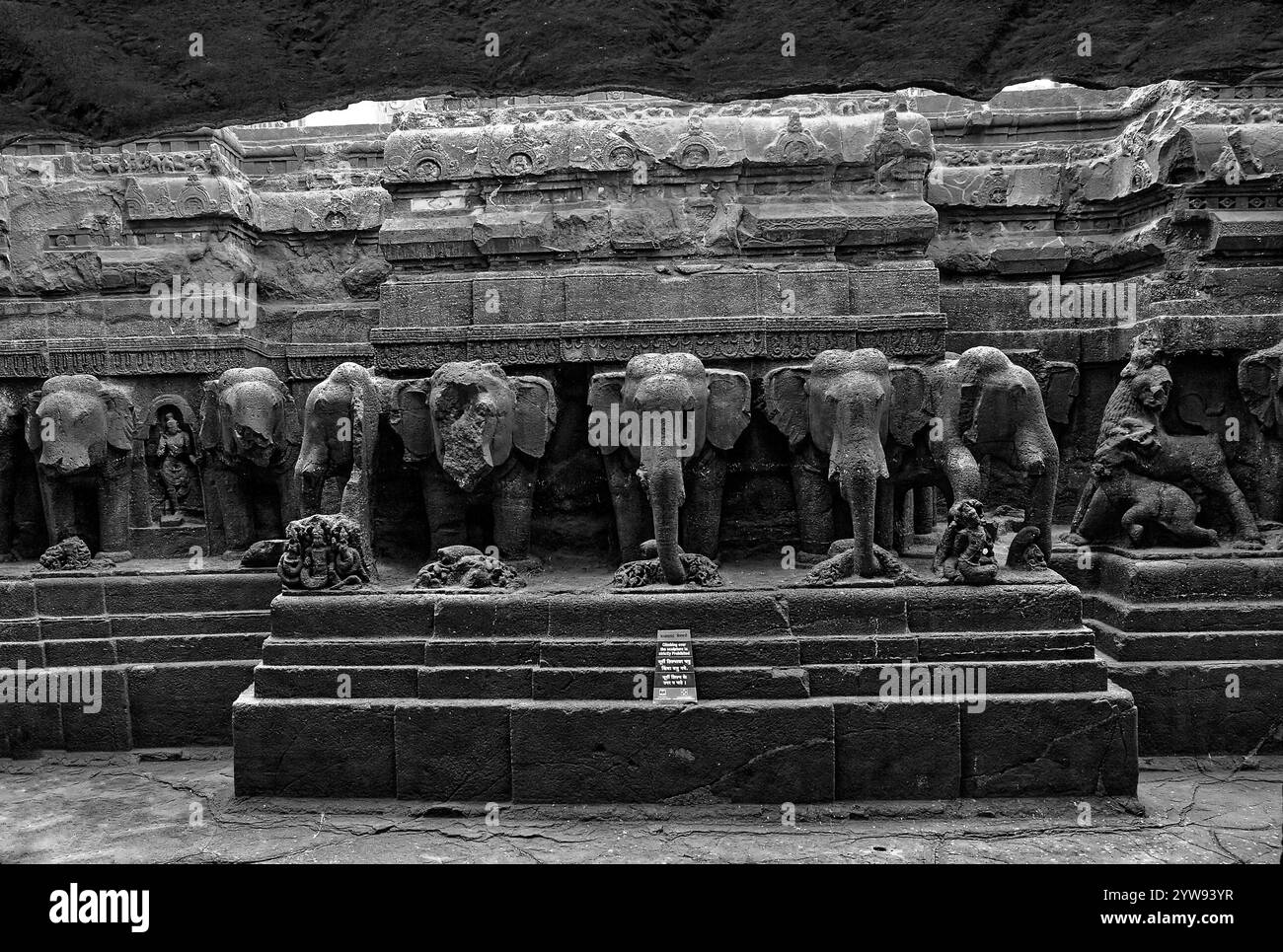 Rangée d'éléphants sculptés dans la pierre pour la décoration sur le mur latéral de la grotte de Kailasha d'Ellora Banque D'Images