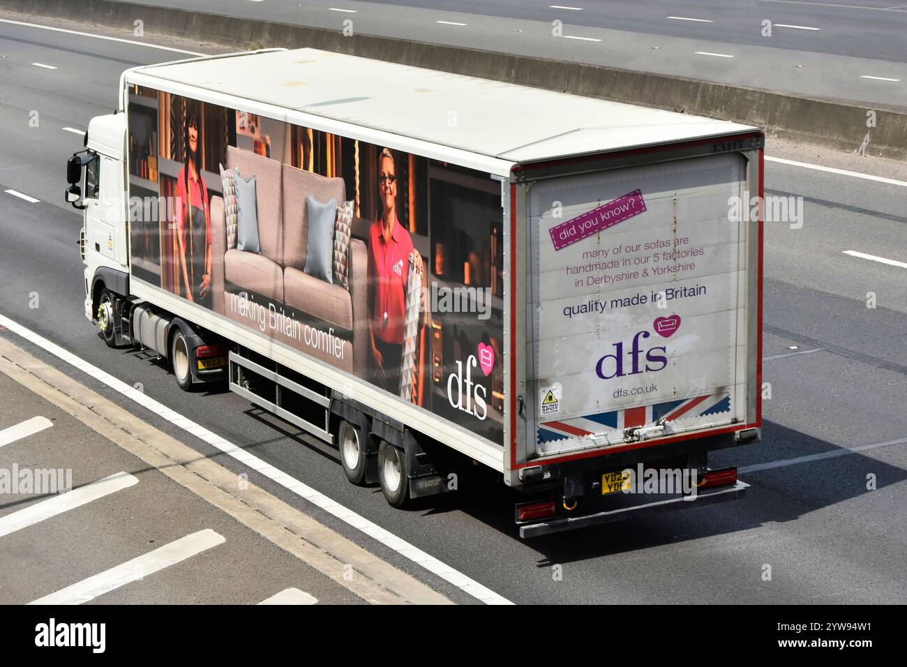 dfs meubles d'affaires publicité graphique pleine longueur vue latérale et arrière remorque articulée conduisant autoroute M25 route Essex County Angleterre Royaume-Uni Banque D'Images dfs meubles d'affaires publicité graphique pleine longueur vue latérale et arrière remorque articulée conduisant autoroute M25 route Essex County Angleterre Royaume-Uni Banque D'Images