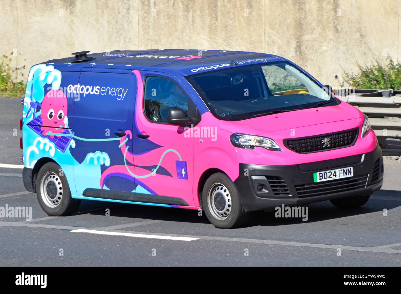 Octopus Energy Business un ingénieur voyageant pour travailler dans un van Peugeot coloré sur la route de l'autoroute M25 qui fait partie de la route orbitale de Londres dans l'Essex Angleterre Banque D'Images