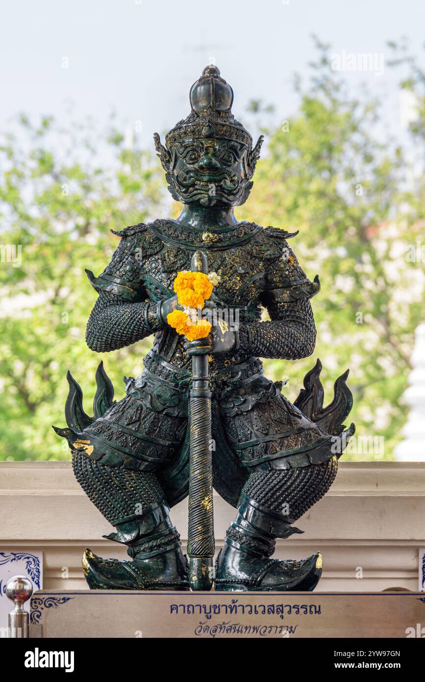Vue imprenable sur la statue de la garde bouddhiste à Wat Suthat Thepwararam Banque D'Images