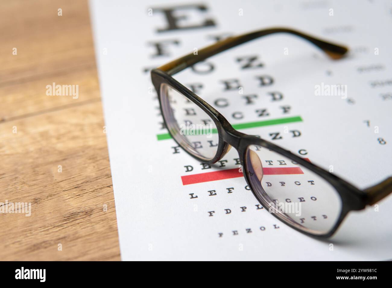 Une paire de lunettes avec un graphique oculaire. Vision et concept de soins oculaires. Banque D'Images