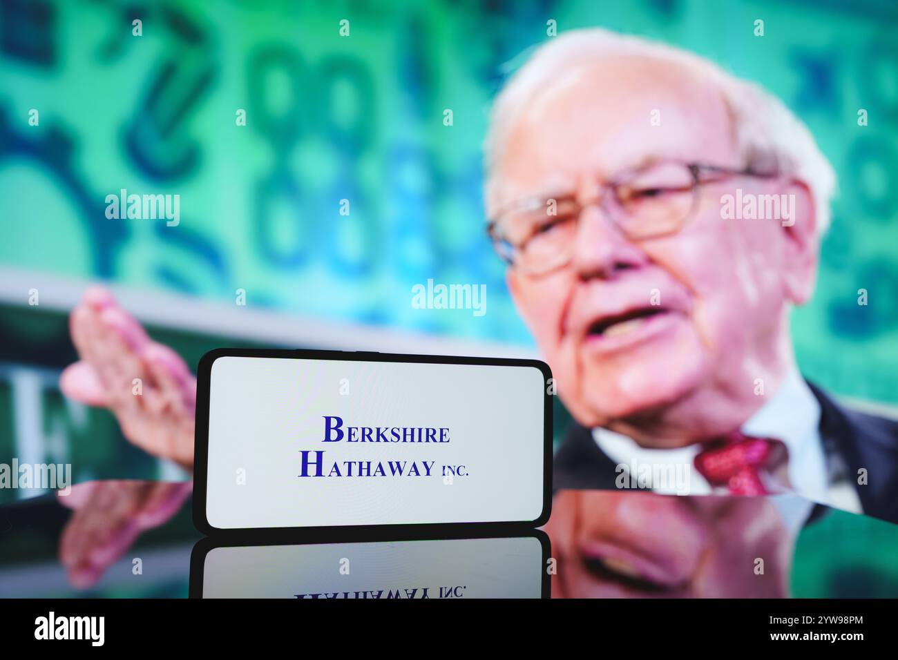 Berkshire Hathaway Company et Warren Buffett en arrière-plan. 5 décembre 2024 Banque D'Images