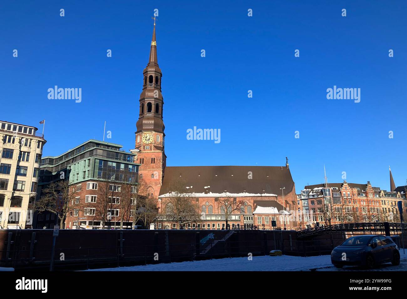 Église Sainte-Catherine (Hauptkirche constituée de Katharinen) à Hambourg, Allemagne. 9 janvier 2024. - Image de stock capturée avec un smartphone
