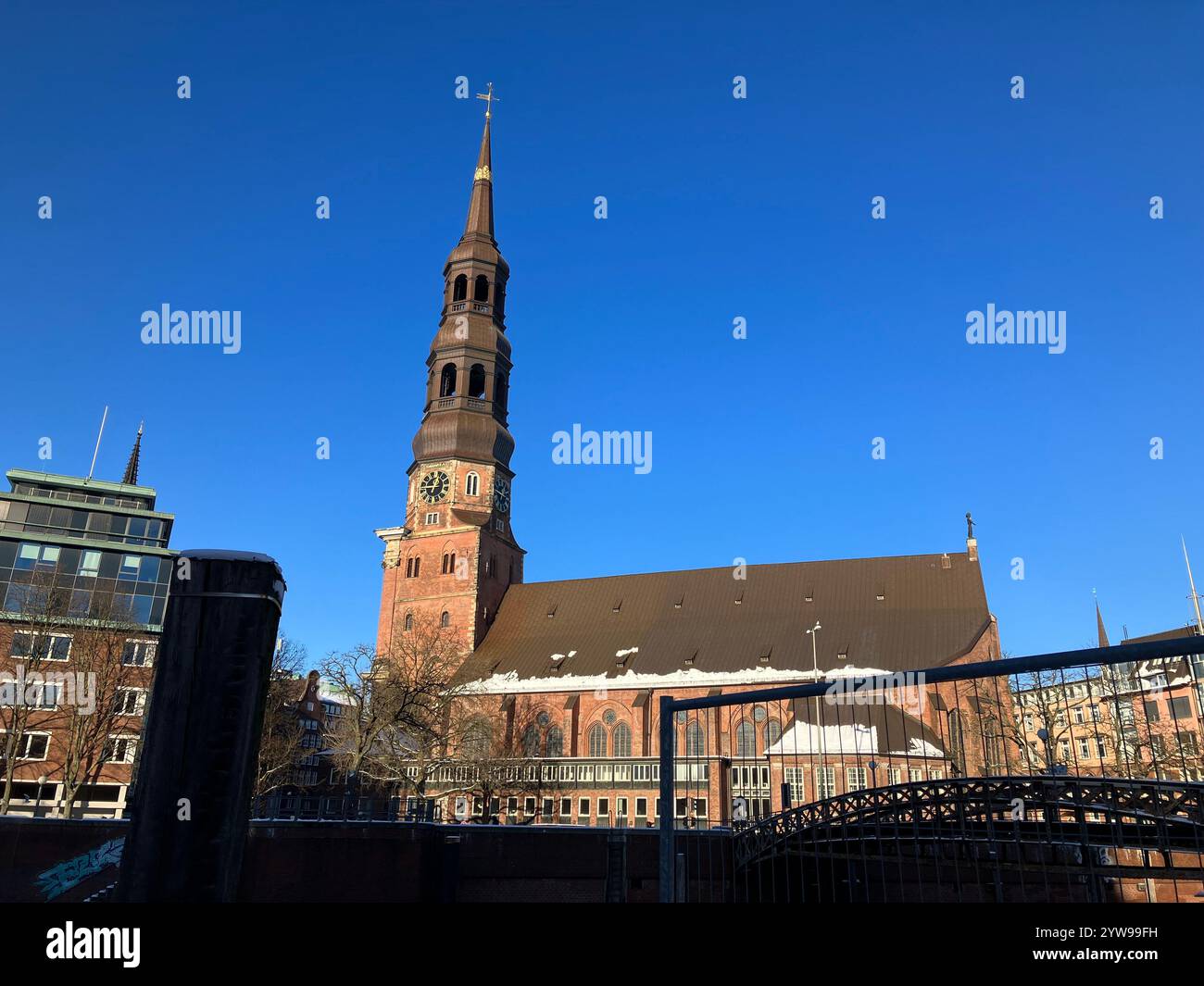 Église Sainte-Catherine (Hauptkirche constituée de Katharinen) à Hambourg, Allemagne. 9 janvier 2024. - Image de stock capturée avec un smartphone