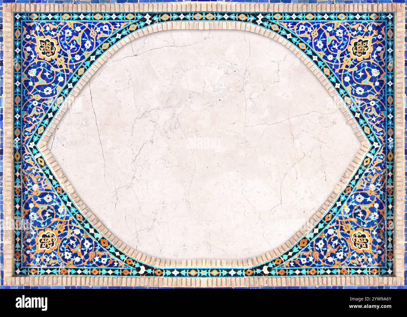 Détail du mur traditionnel en mosaïque persane avec ornement géométrique et floral, Iran. Fond horizontal ou vertical avec cadre en carreaux de céramique. Mock Banque D'Images