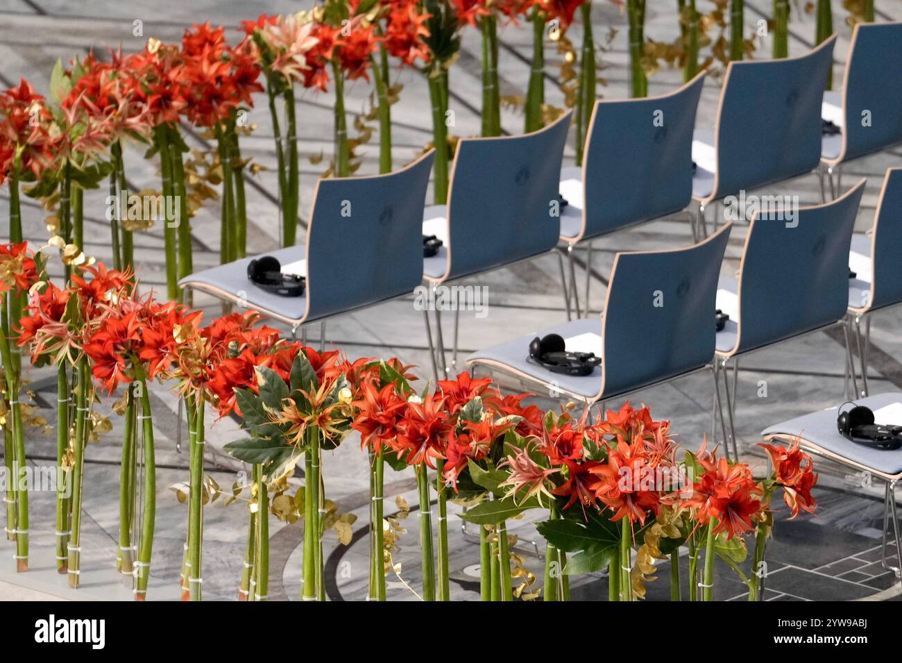 Oslo, Norvège. 10 décembre 2024. Le décorateur de fleurs Stein Are Hansen est responsable des décorations à l'hôtel de ville d'Oslo lors de la cérémonie de remise des prix de la paix de cette année. Les créations sont inspirées des motifs herbe et bambou issus de l'artisanat japonais et des arts visuels Comme il n’y a pas de véritable bambou en Norvège, Hansen a eu recours à une mauvaise herbe, avec des tiges qui ressemblent un peu au bambou. Les représentants de l'organisation Nihon Hidankyo, Terumi Tanaka, Shigemitsu Tanaka et Toshiyuki Mimaki acceptent le prix Nobel de la paix. Crédit : NTB/Alamy Live News crédit : NTB/Alamy Live News Banque D'Images