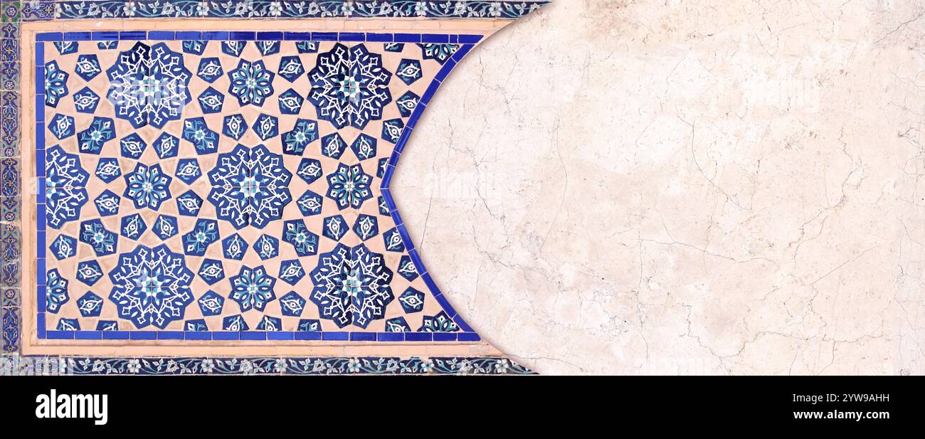 Détail du mur traditionnel en mosaïque persane avec ornement géométrique et floral, Iran. Fond horizontal ou vertical avec cadre en carreaux de céramique. Mock Banque D'Images