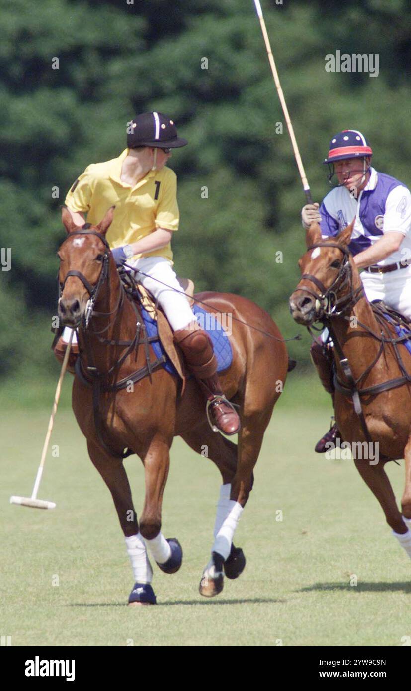 Photo du dossier datée du 24/06/01 du prince Harry (à gauche) se défoulant avec son père, alors prince de Galles, sur le terrain de polo du Cirencester Park Polo Club, Gloucestershire. Le documentaire sur le polo du duc et de la duchesse de Sussex a été diffusé sur Netflix, avec Harry discutant des dangers de dresser père contre fils dans ce sport au rythme effréné. Date d'émission : dimanche 24 juin 2001. Banque D'Images