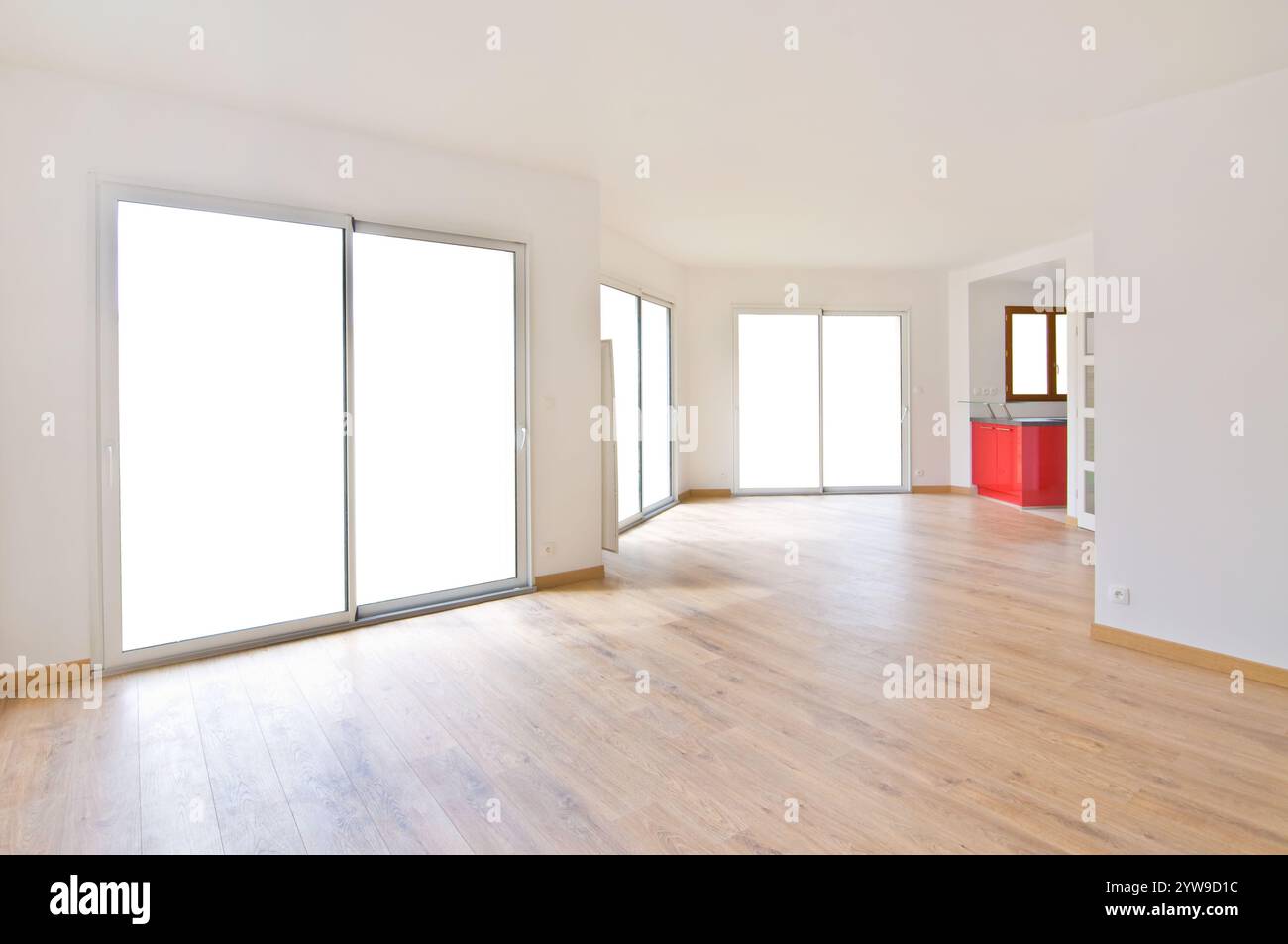 Intérieur d'une nouvelle maison moderne vide ou appartement, maison avec de grandes baies vitrées coulissantes, vue isolée sur fond blanc Banque D'Images