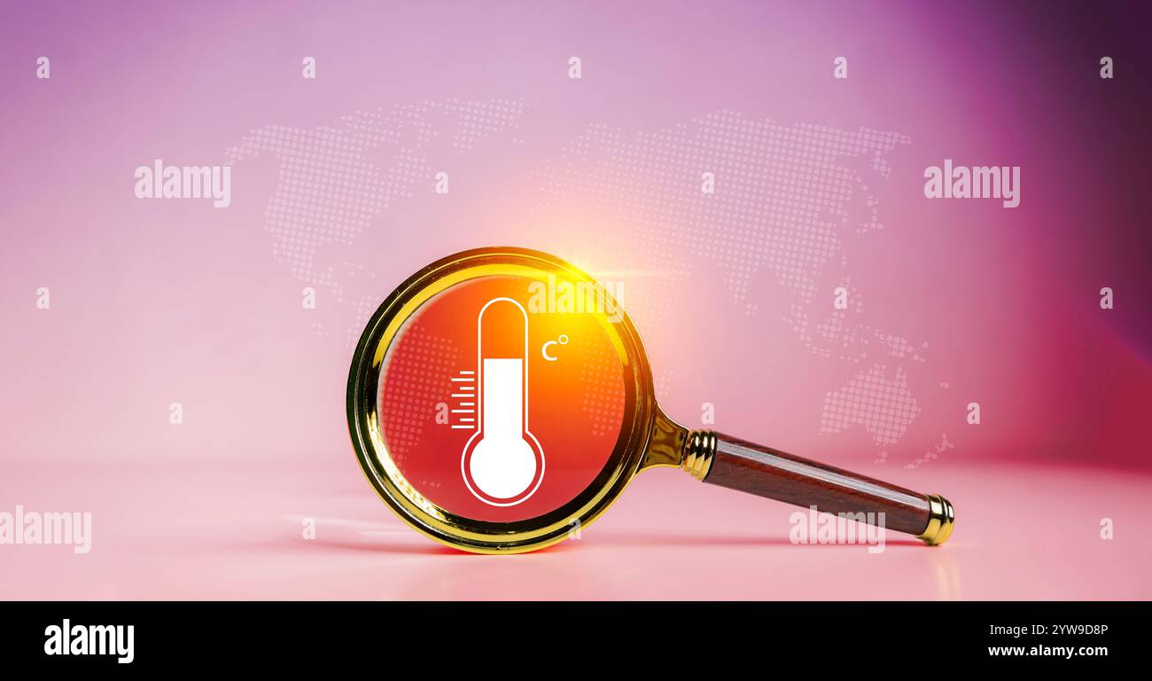 Concepts de réchauffement climatique et d'effet de serre. Gros plan de l'icône de température élevée du thermomètre à température élevée dans le support de la loupe Banque D'Images