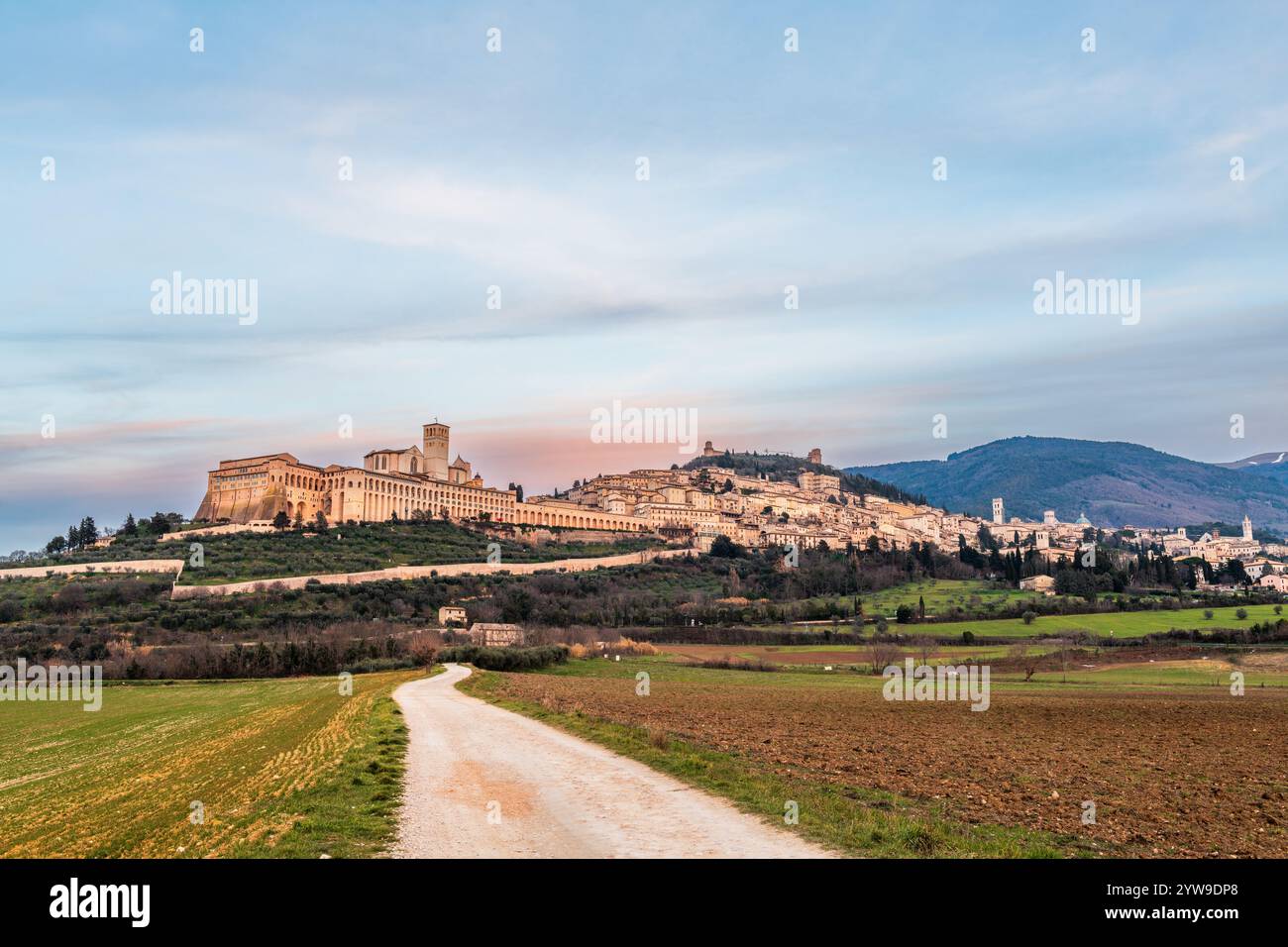 Assise, Italie ville skyline avec la basilique de Saint François d'assise au crépuscule. Banque D'Images