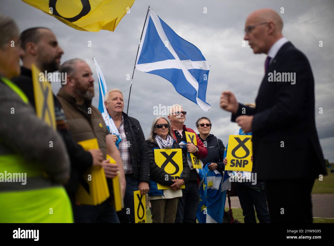 John Swinney, premier ministre de l'Écosse et chef du Parti national écossais, démarchait à Nairn avec le candidat du SNP pour la circonscription de Moray West, Nairn et Strathspey lors des prochaines élections de Westminster Graham Leadbitter, à Nairn, en Écosse, le 2 juillet 2024. Banque D'Images