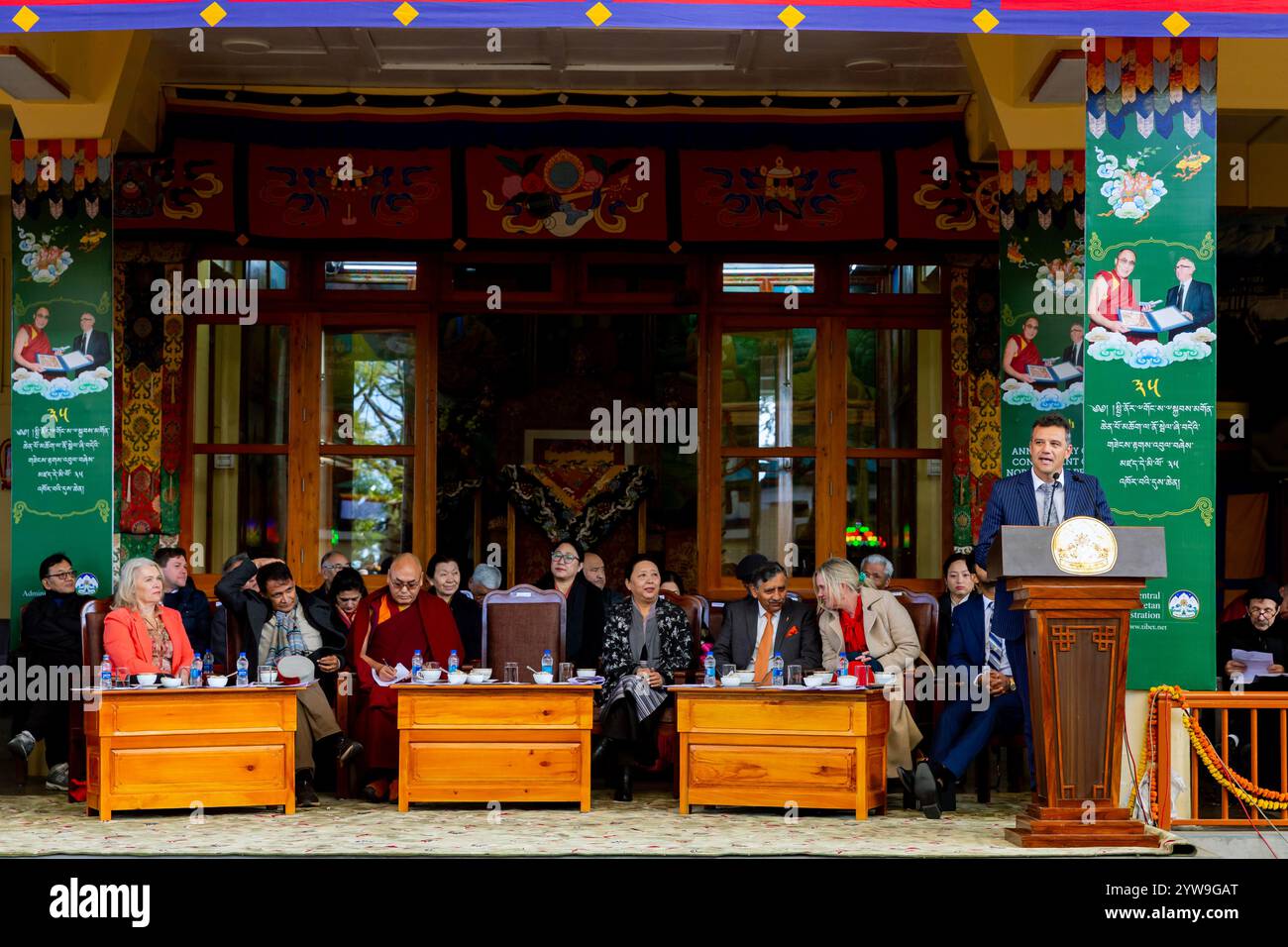 Palampur, Himachal Pradesh, Inde. 10 décembre 2024. Joseph Mooney, député, du Parti national, Nouvelle-Zélande s'adressant mardi aux membres du CTA, tibétain en exil et partisans tibétains à l'occasion du 35e anniversaire de la remise du prestigieux Prix Nobel de la paix à sa Sainteté le Dalaï Lama au temple Tugla Khang, Mcleodganj, Dharamshala. (Crédit image : © Shailesh Bhatnagar/ZUMA Press Wire) USAGE ÉDITORIAL SEULEMENT! Non destiné à UN USAGE commercial ! Banque D'Images
