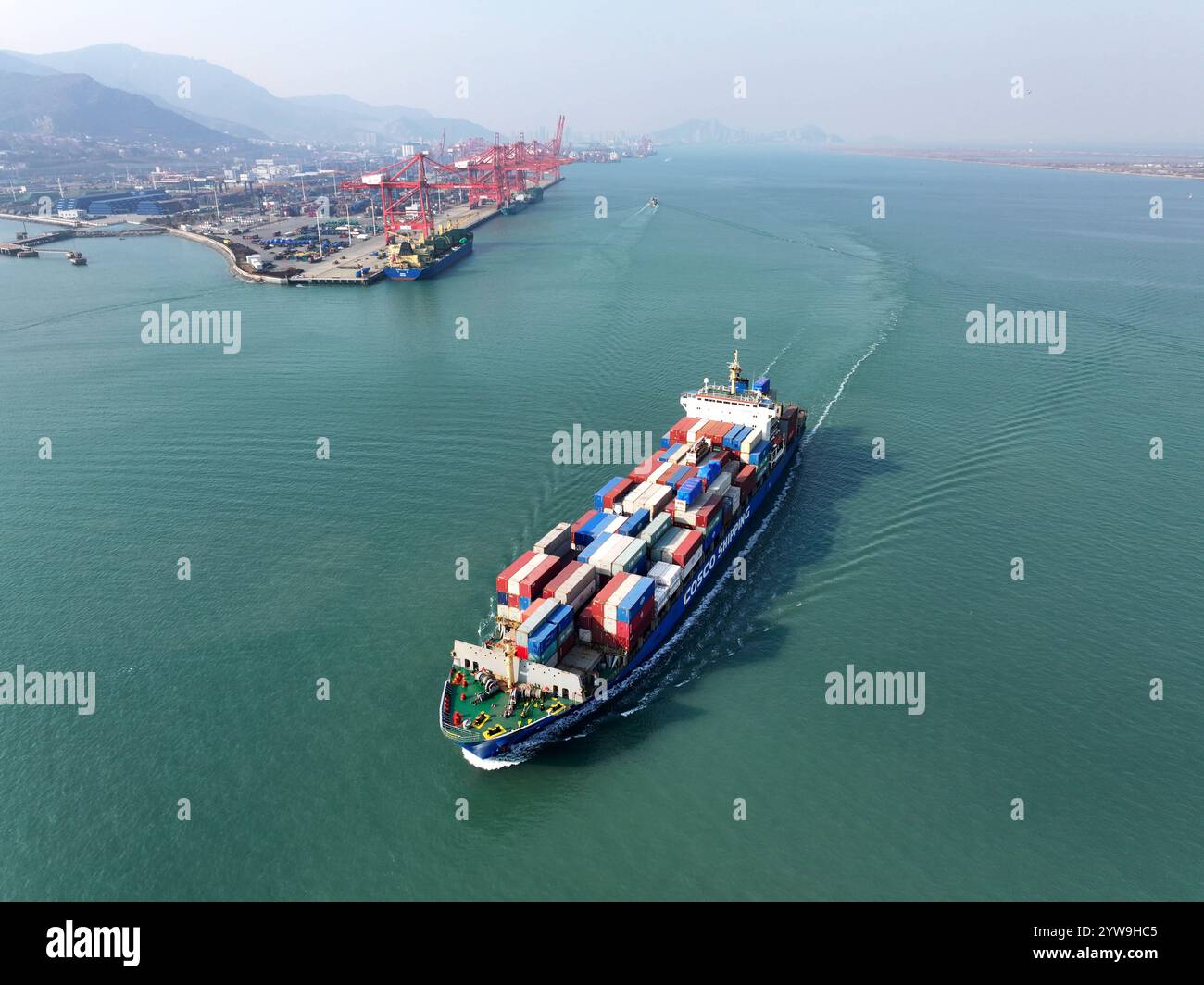 (241210) -- PÉKIN, 10 décembre 2024 (Xinhua) -- cette photo de drone aérien prise le 10 décembre 2024 montre un cargo chargé de conteneurs quittant le port de Lianyungang, dans la province du Jiangsu de l'est de la Chine. Les importations et les exportations totales de marchandises de la Chine ont augmenté de 4,9 pour cent d'une année à l'autre en yuans dans les 11 premiers mois de l'année, les données officielles ont montré mardi. Le volume du commerce des marchandises a augmenté à 39,79 trillions de yuans, ou 5,6 trillions en dollars américains, dans la période janvier-novembre, selon l'Administration générale des douanes (GAC). Les exportations du pays ont augmenté de 6,7 pour cent d'une année sur l'autre pendant le p Banque D'Images