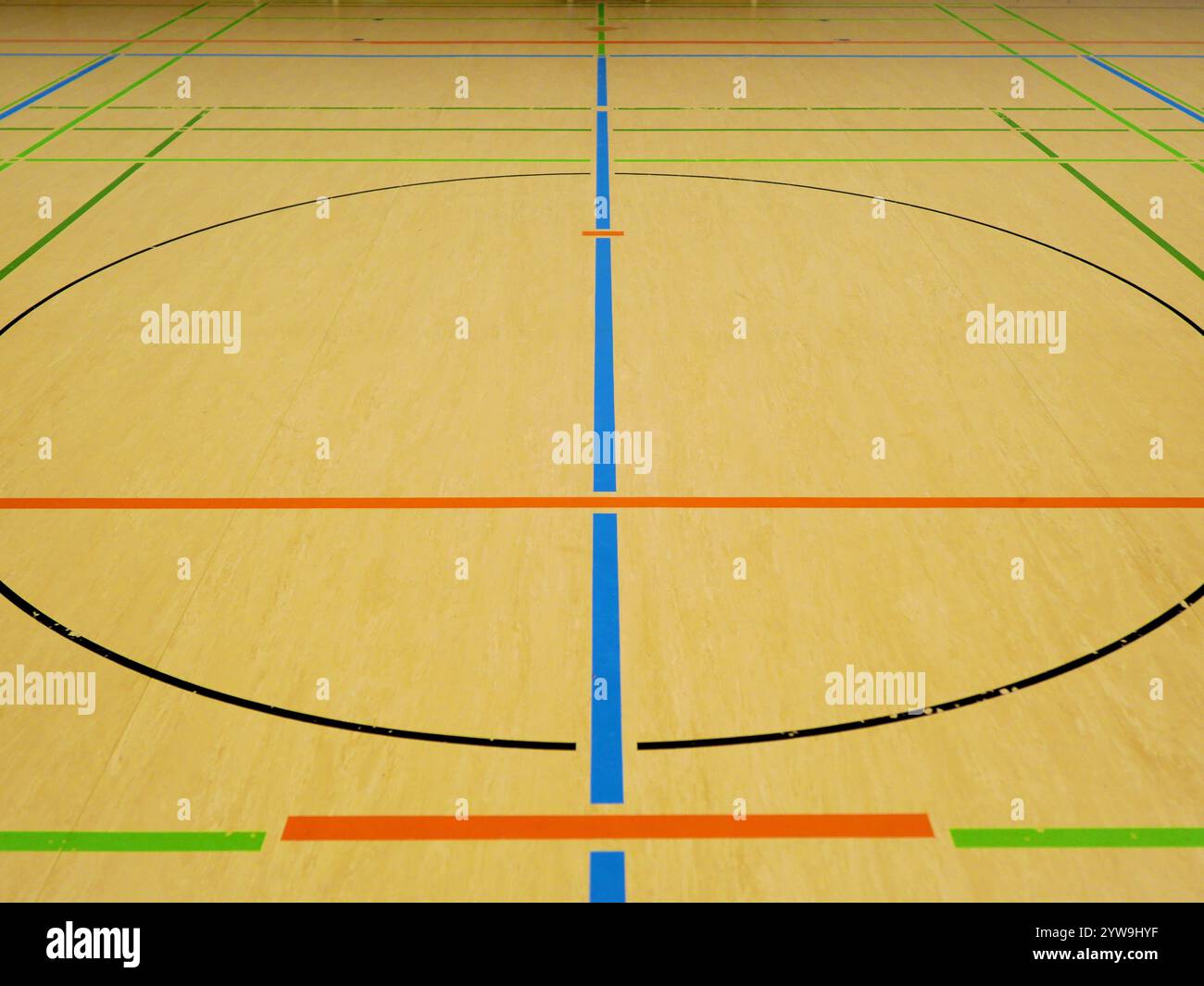 Plancher de salle de sport avec des marquages pour divers sports, parfait pour l'école et l'entraînement de club. Utilisation polyvalente pour les activités sportives en intérieur. Banque D'Images