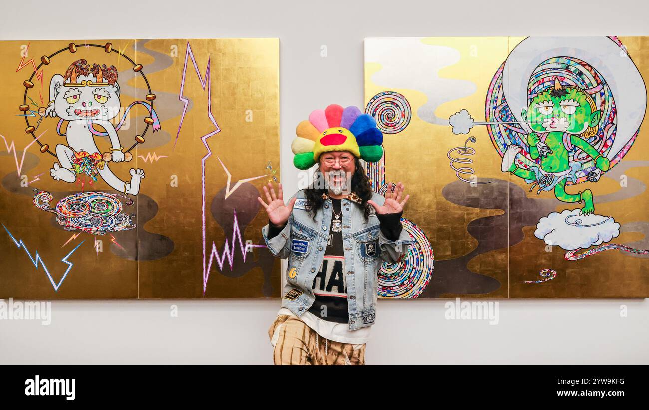 Londres, Royaume-Uni. 10 décembre 2024. L'artiste avec le 'Thunder God Wonderland' et 'Wind God' travaille, la nouvelle interprétation de Murakami des chefs-d'œuvre des peintres de la période Edo. L’artiste Takashi Murakami pose dans sa nouvelle exposition majeure. « Japanese Art History à la Takashi Murakami » - son plus grand spectacle à Londres en 15 ans, à Gagosian Grosvenor Hill, Londres. Dans cette exposition, Murakami propose ses propres réinterprétations de certaines des œuvres les plus importantes de l'histoire de l'art japonais. Crédit : Imageplotter/Alamy Live News Banque D'Images