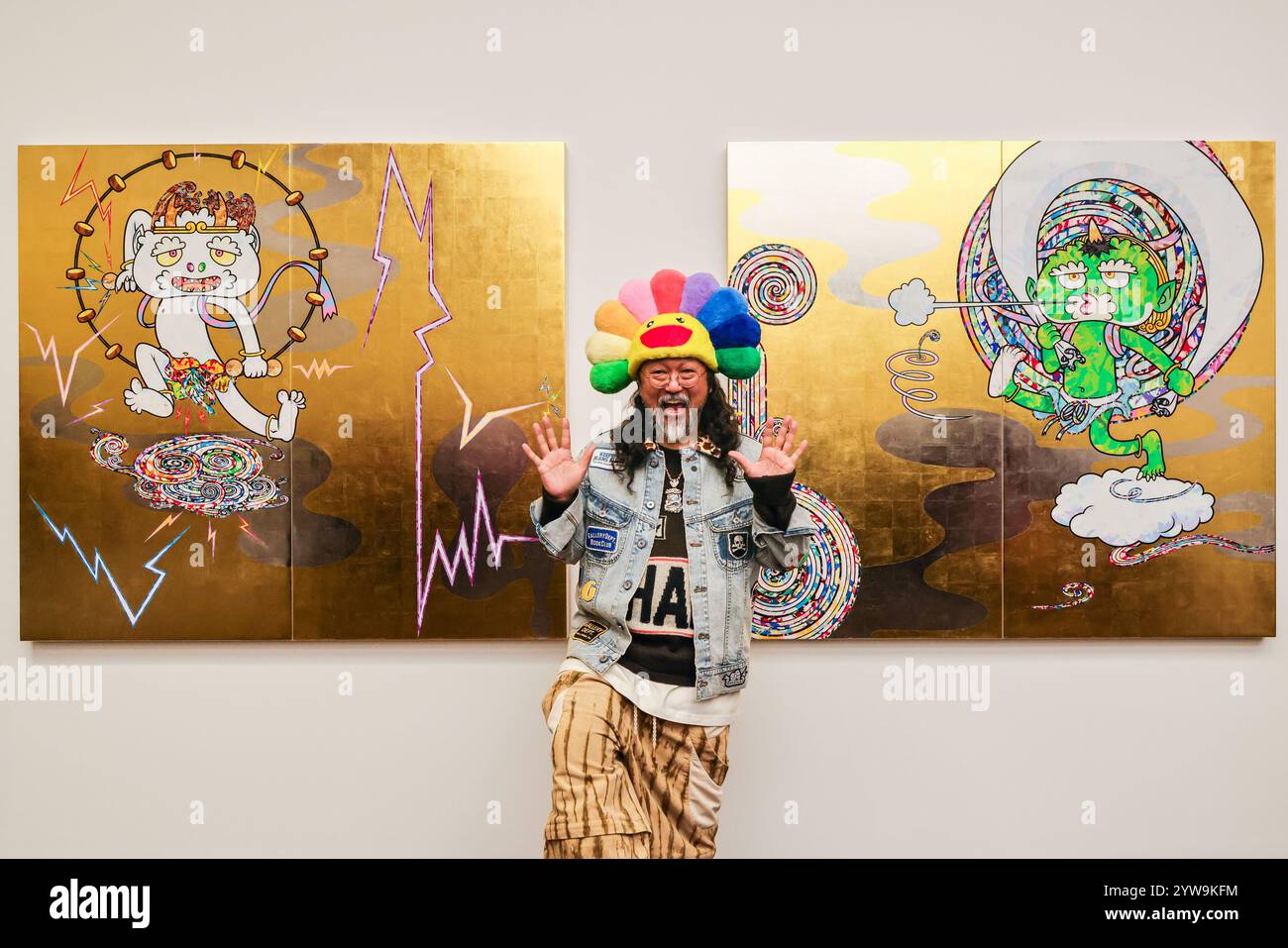 Londres, Royaume-Uni. 10 décembre 2024. L'artiste avec le 'Thunder God Wonderland' et 'Wind God' travaille, la nouvelle interprétation de Murakami des chefs-d'œuvre des peintres de la période Edo. L’artiste Takashi Murakami pose dans sa nouvelle exposition majeure. « Japanese Art History à la Takashi Murakami » - son plus grand spectacle à Londres en 15 ans, à Gagosian Grosvenor Hill, Londres. Dans cette exposition, Murakami propose ses propres réinterprétations de certaines des œuvres les plus importantes de l'histoire de l'art japonais. Crédit : Imageplotter/Alamy Live News Banque D'Images