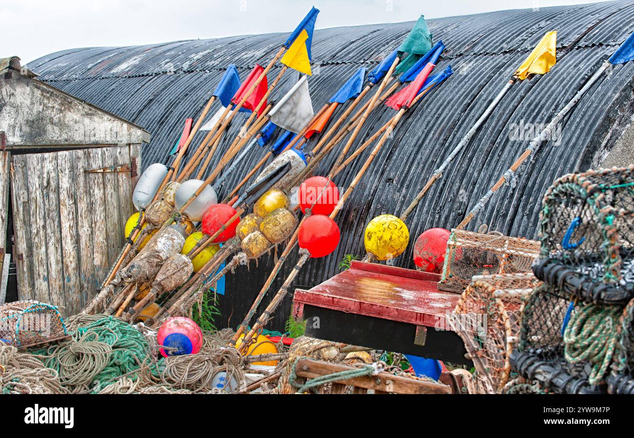 Un magasin d'équipement de pêche et de chalutier côtier coloré sur le quai, Northumberland, Angleterre, Royaume-Uni Banque D'Images