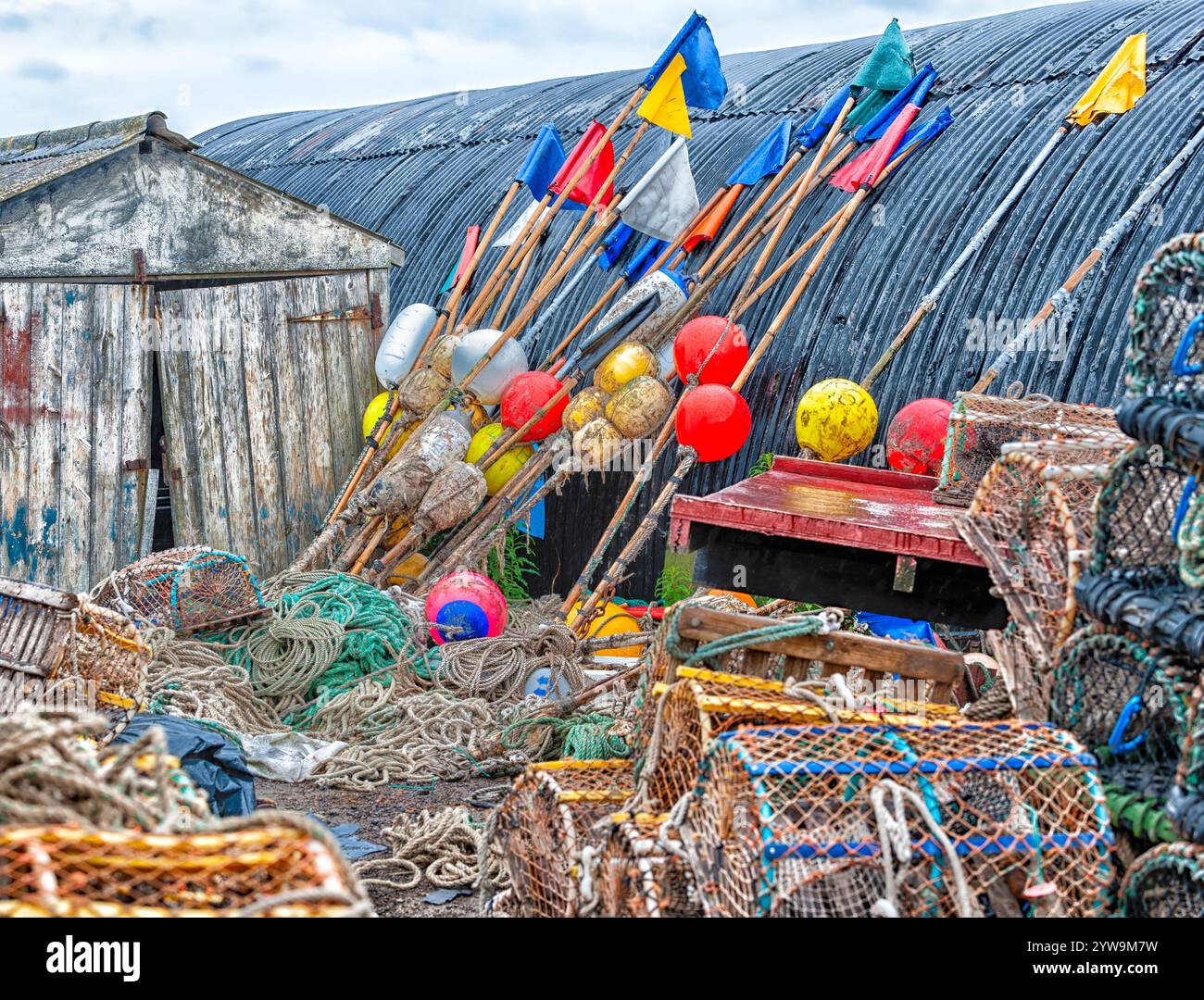 Un magasin d'équipement de pêche et de chalutier côtier coloré sur le quai, Northumberland, Angleterre, Royaume-Uni Banque D'Images