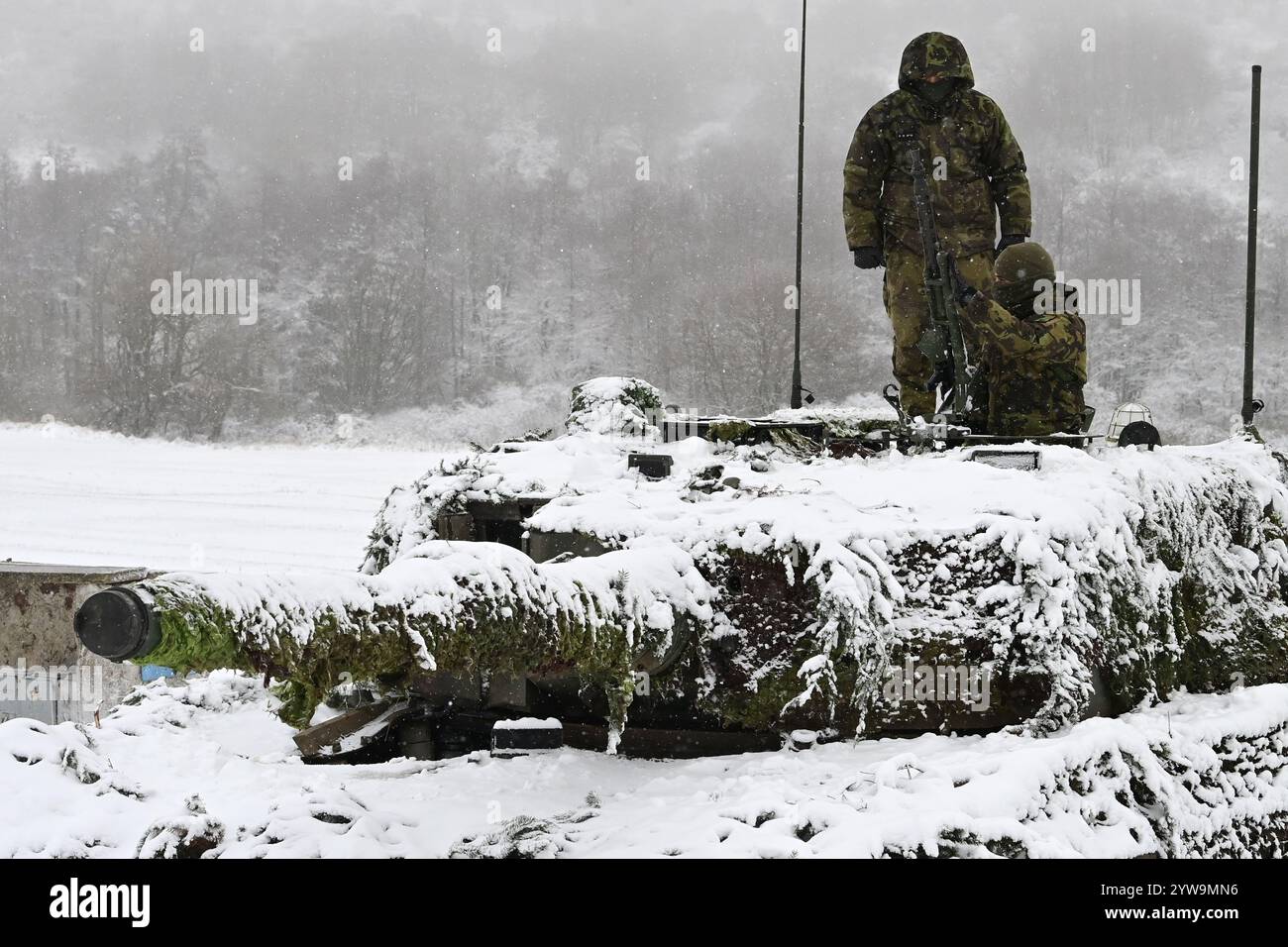 Brezina, République tchèque. 10 décembre 2024. 73e bataillon de chars de l'armée tchèque avec des chars Leopard 2A4 lors de la pratique de tir dans le cadre de l'exercice militaire 'Tasmanian Lizard II' à Brezina, République tchèque, le 10 décembre 2024. Crédit : Slavomir Kubes/CTK photo/Alamy Live News Banque D'Images