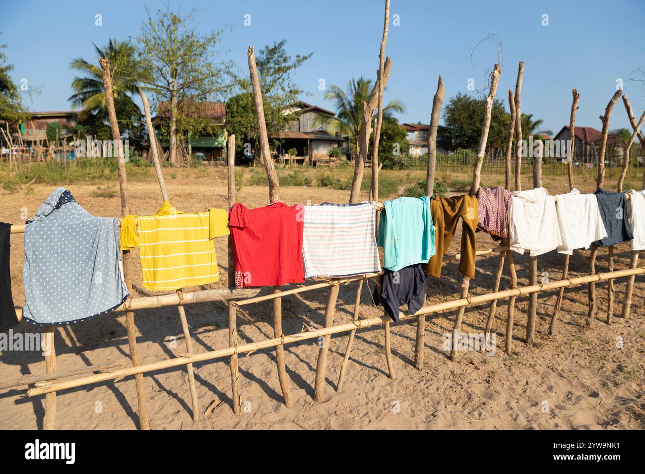 Séchage du linge au soleil, Muang, Province de Champasak, Laos, Asie du Sud-est Banque D'Images