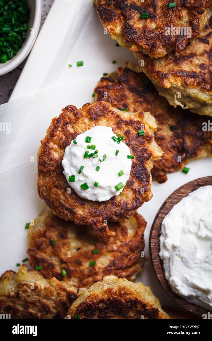 Latkes Hanukkah - crêpes juives traditionnelles de pommes de terre. Banque D'Images