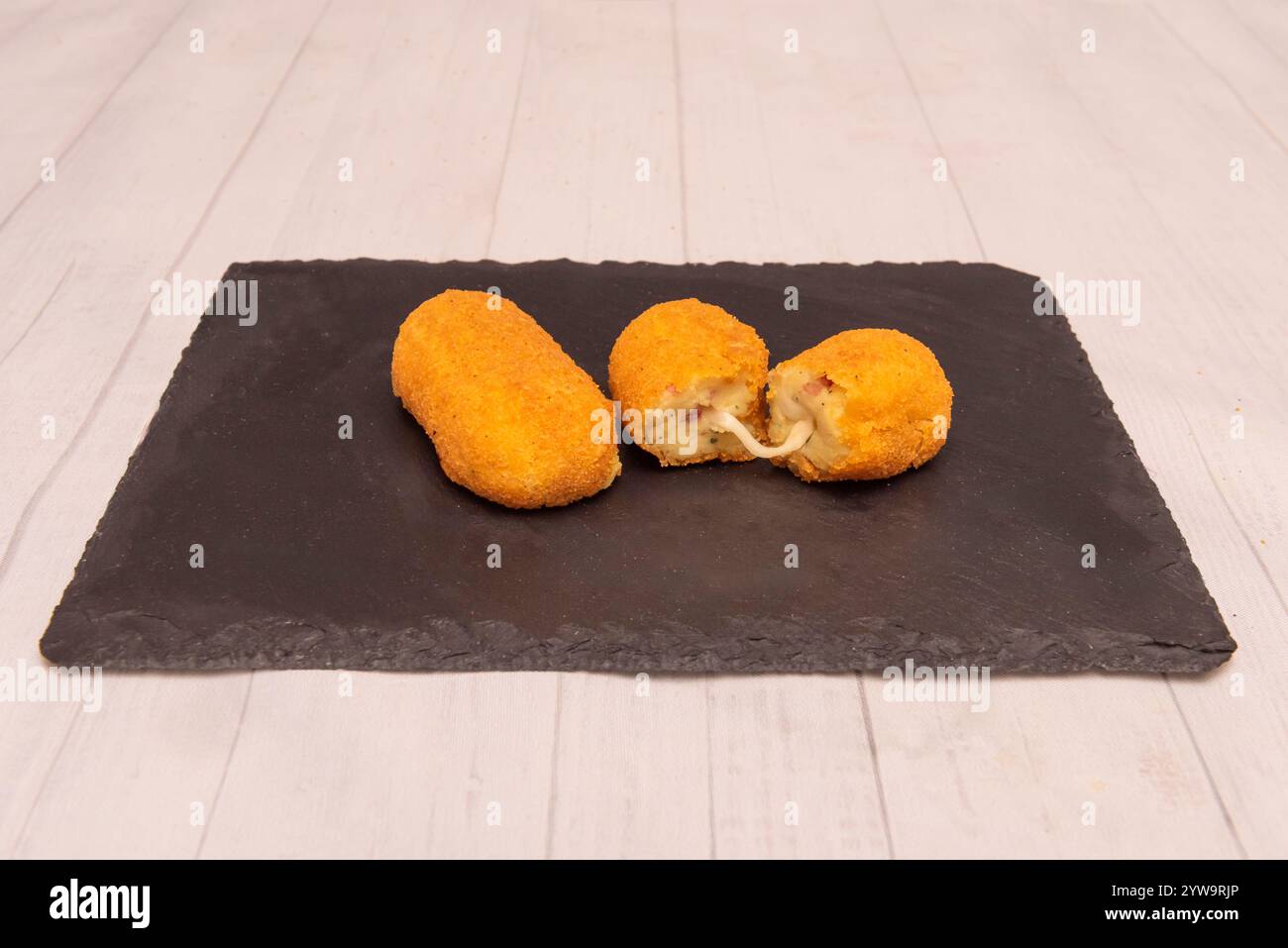 Les croquettes sont un plat polyvalent et délicieux qui a trouvé son chemin dans de nombreuses cuisines à travers le monde Banque D'Images