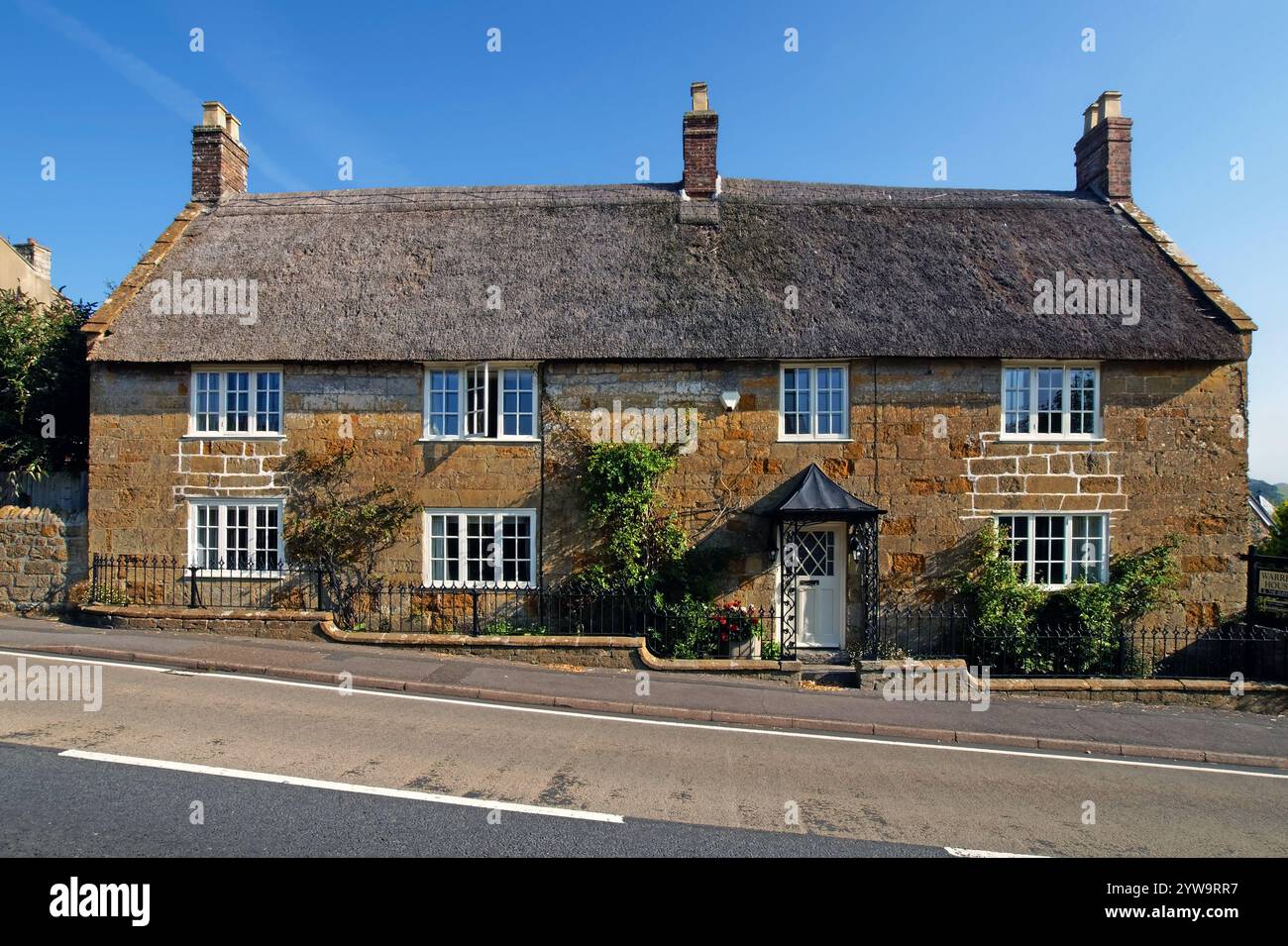 Royaume-Uni, Dorset, Chideock, main Street, chaume Cottage. Banque D'Images
