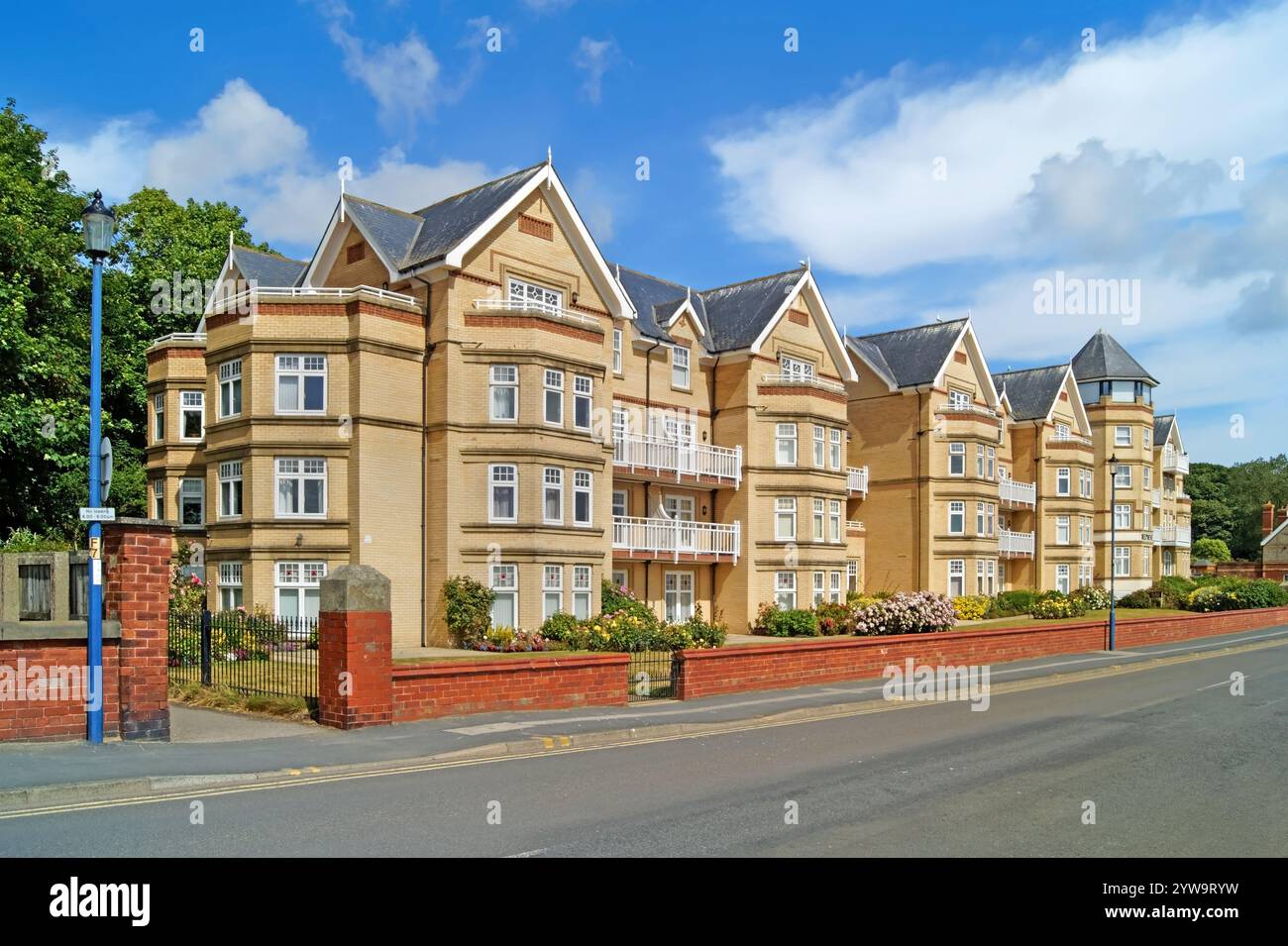 Royaume-Uni, North Yorkshire, Filey, The Beach, Deepdene Apartment Building. Banque D'Images