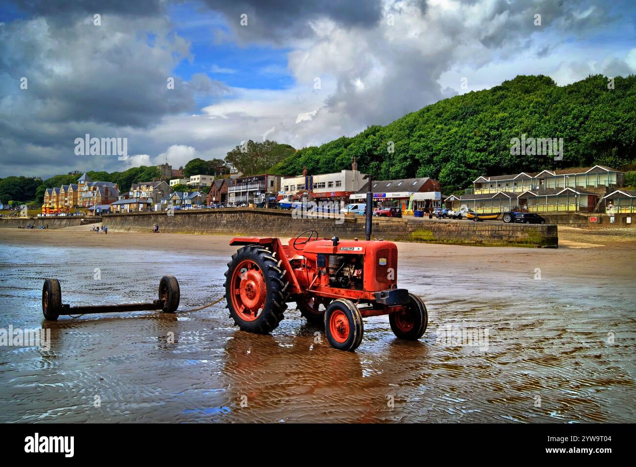 UK, North Yorkshire, Sea Tractor sur Filey Sands. Banque D'Images