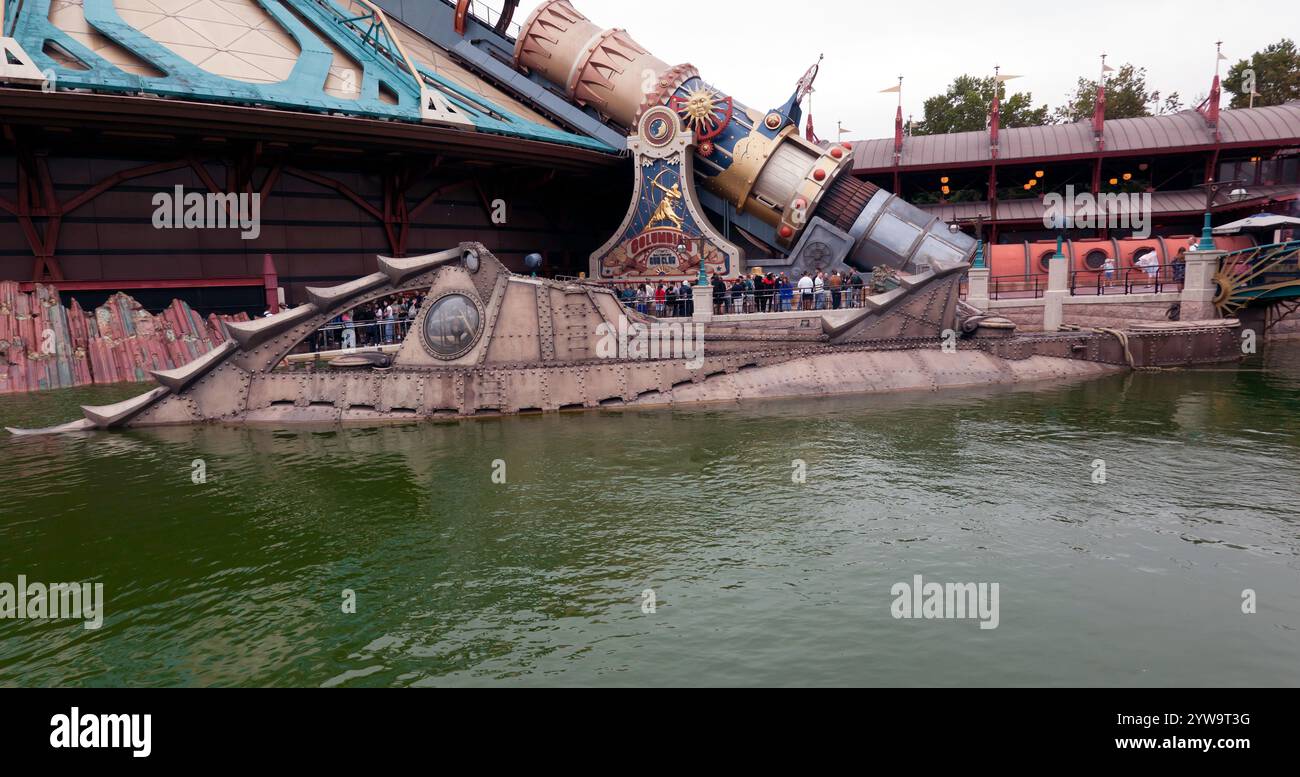 Le sous-marin du capitaine Nemo, avec une partie de la montagne hyperspatiale Star Wars, derrière lui, à Discoveryland à Disneyland Paris, Marne-la-Vallée, France. Banque D'Images