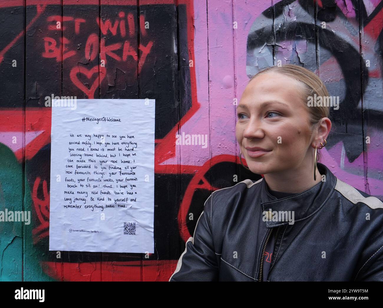 Colette Batten-Turner, PDG de conversation Over Borders, place des affiches avec le message de Noël « Un message de bienvenue » dans la ville de Brighton, dans l'est du Sussex, dans le cadre d'une campagne nationale de l'organisation caritative de réfugiés conversation Over Borders. Des centaines d'affiches présentant des messages manuscrits de compassion envers les demandeurs d'asile sont affichées dans tout le pays à l'approche de Noël dans le cadre d'une campagne nationale visant à créer un «environnement accueillant pour tous» au lendemain des émeutes d'été. Date de la photo : mardi 10 décembre 2024. Banque D'Images
