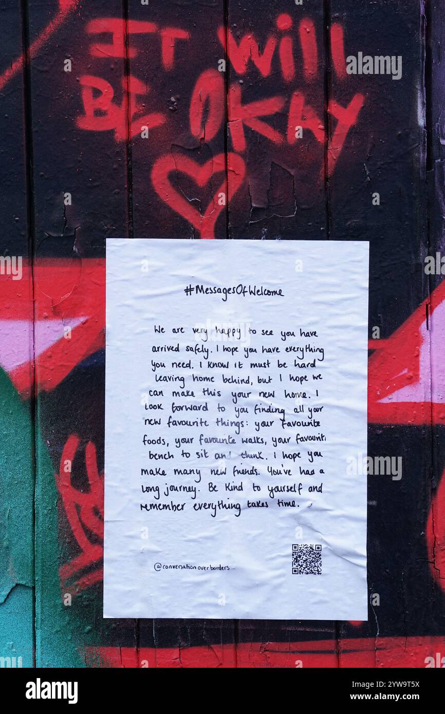 Une affiche avec le message de Noël «Un message de bienvenue» est vue à Brighton, East Sussex, dans le cadre d'une campagne nationale de l'organisation caritative de réfugiés conversation Over Borders. Des centaines d'affiches présentant des messages manuscrits de compassion envers les demandeurs d'asile sont affichées dans tout le pays à l'approche de Noël dans le cadre d'une campagne nationale visant à créer un «environnement accueillant pour tous» au lendemain des émeutes d'été. Date de la photo : mardi 10 décembre 2024. Banque D'Images