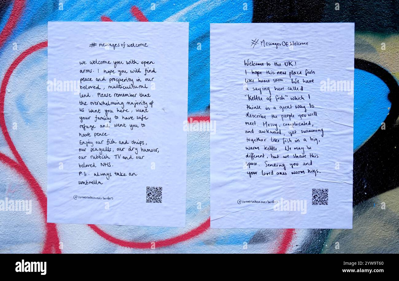 Des affiches portant le message de Noël « Un message de bienvenue » sont vues à Brighton, dans le Sussex de l'est, dans le cadre d'une campagne nationale de l'organisation caritative de réfugiés conversation Over Borders. Des centaines d'affiches présentant des messages manuscrits de compassion envers les demandeurs d'asile sont affichées dans tout le pays à l'approche de Noël dans le cadre d'une campagne nationale visant à créer un «environnement accueillant pour tous» au lendemain des émeutes d'été. Date de la photo : mardi 10 décembre 2024. Banque D'Images