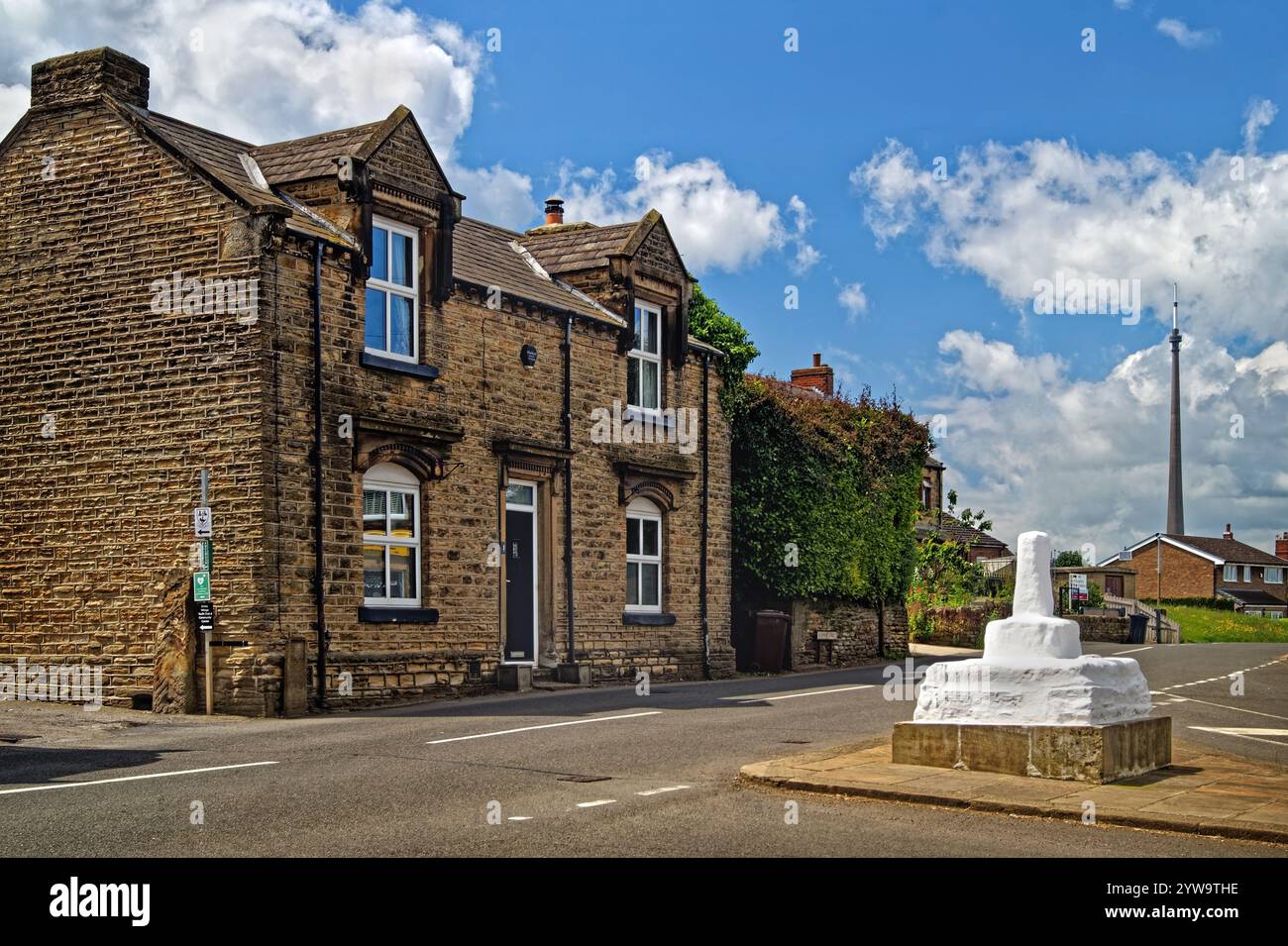 Royaume-Uni, West Yorkshire, Emley, Standing Cross et Emley Moor Transmetting Station. Banque D'Images