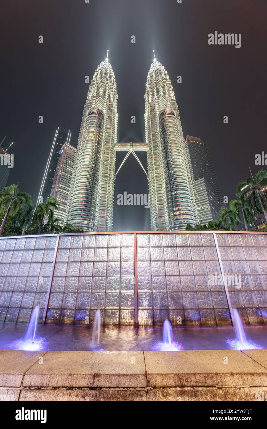 Vue de dessous des tours jumelles Petronas la nuit, Malaisie Banque D'Images